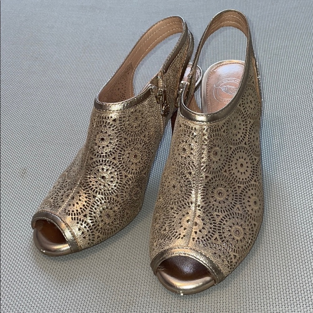 Gold pattern heels 👠